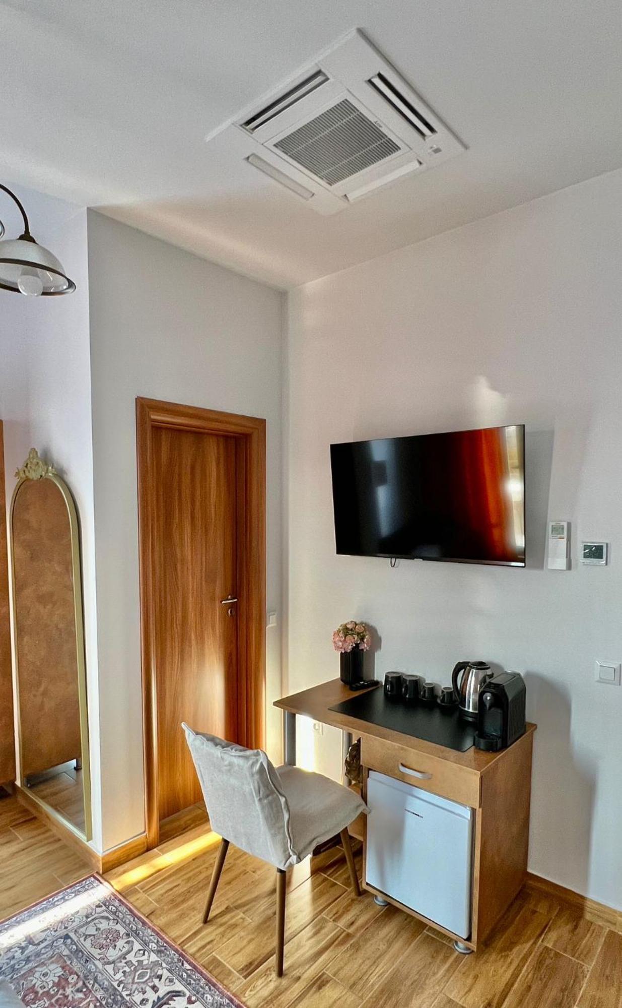 Hotel Fantazia Oradea - Self Check In & Out Buitenkant foto