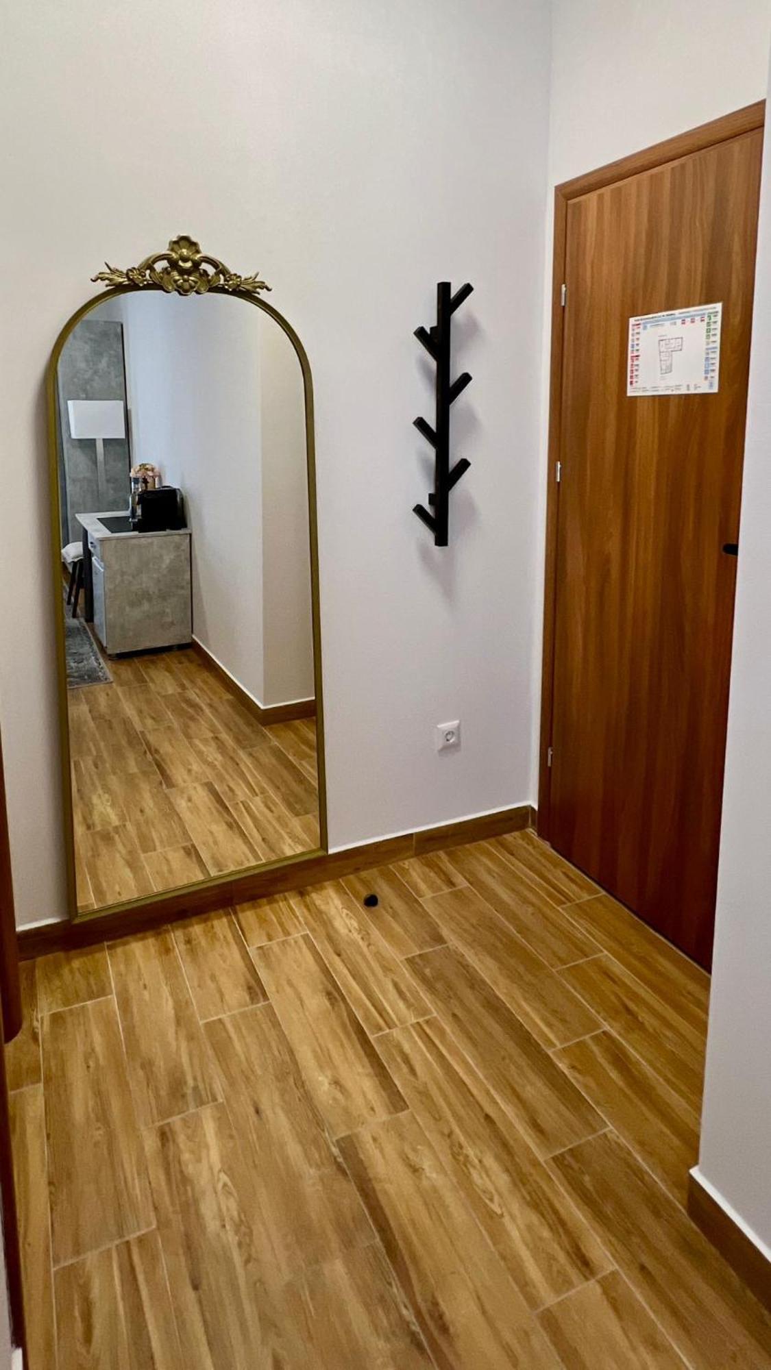 Hotel Fantazia Oradea - Self Check In & Out Buitenkant foto