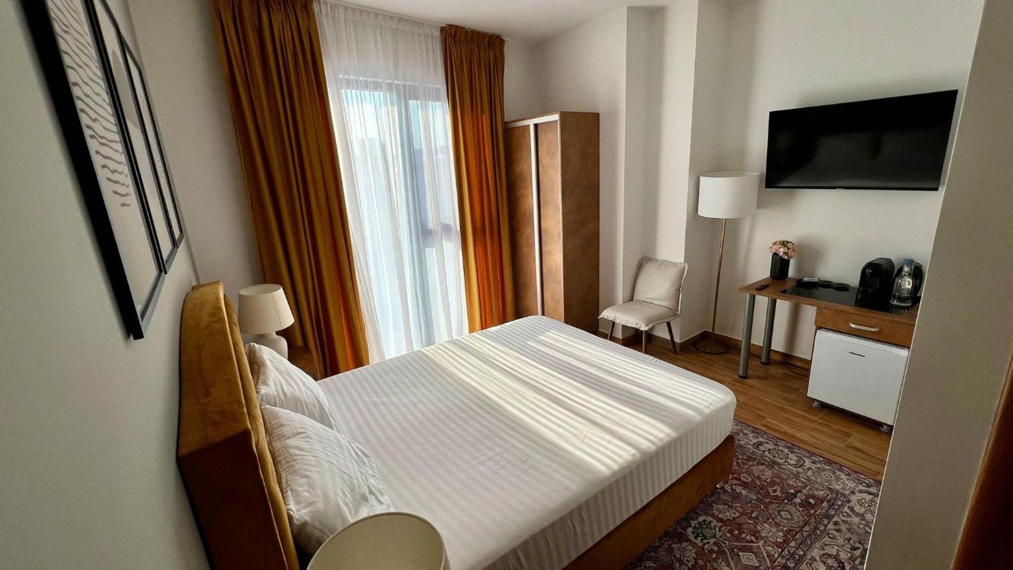 Hotel Fantazia Oradea - Self Check In & Out Buitenkant foto