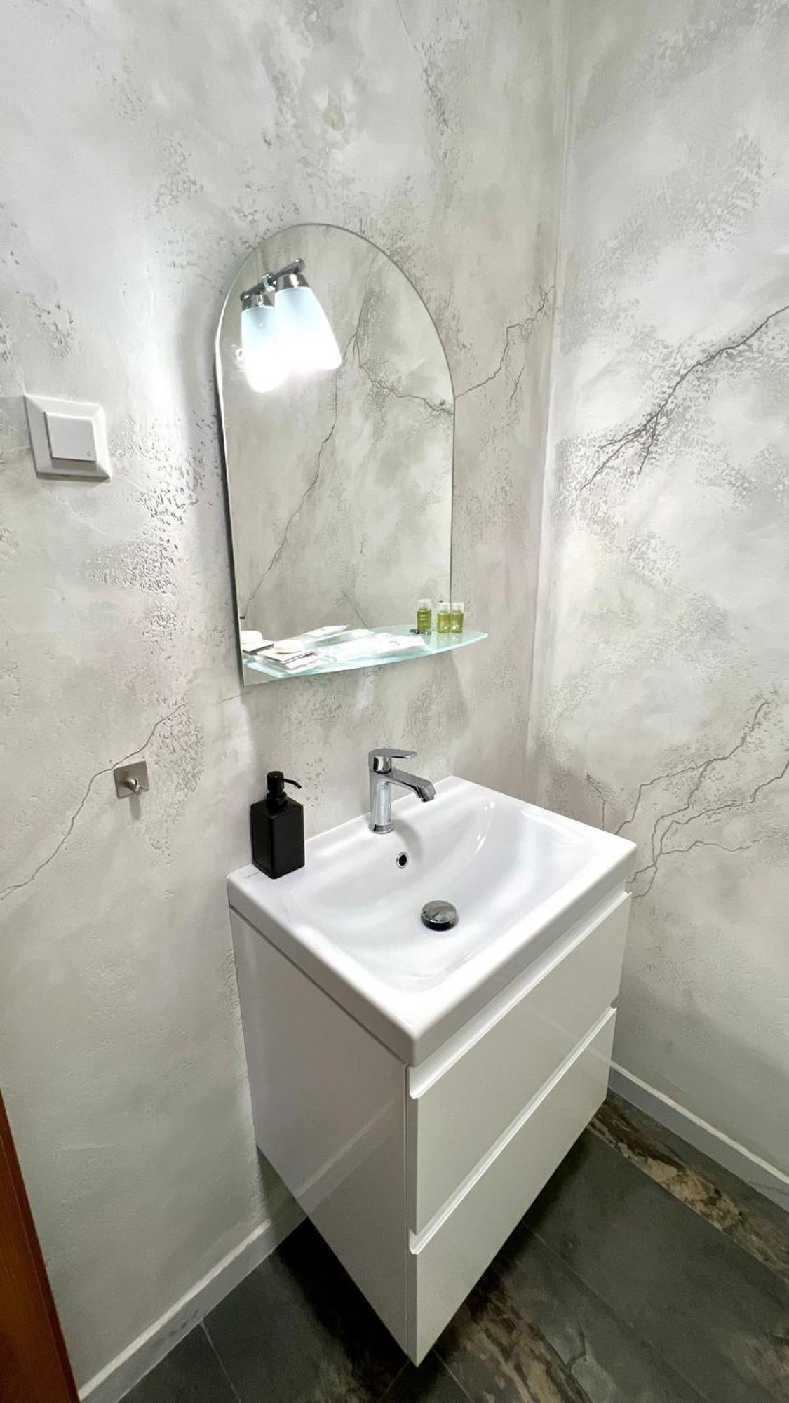 Hotel Fantazia Oradea - Self Check In & Out Buitenkant foto