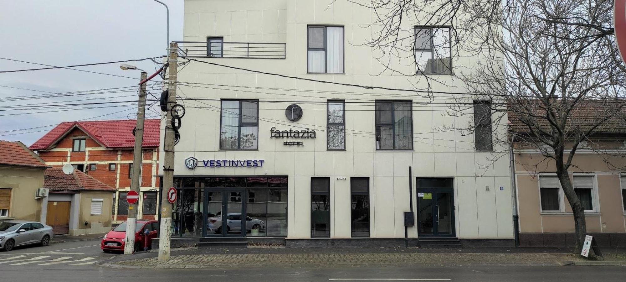 Hotel Fantazia Oradea - Self Check In & Out Buitenkant foto